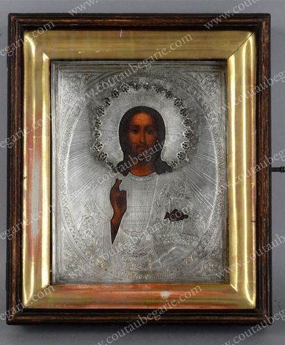 null CHRIST PANTOCRATOR. Tempera sur bois, conservée sous riza en argent, dans son...