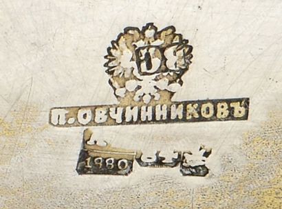 null SALERON DE TABLE EN ARGENT. Par OVTCHINIKOFF, Moscou, 1880. De forme ronde,...