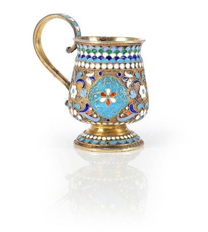 null VERRE A VODKA EN VERMEIL. Par SAMOSKIN, Moscou, 1899-1908. A décor d'arabesques...