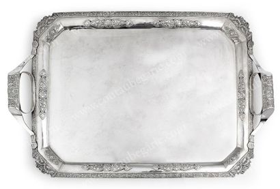 null PLATEAU DE SERVICE EN ARGENT UNI. Par SEMENOFF, Moscou, 1833. De forme rectangulaire,...