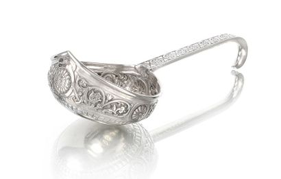 null GRANDE CUILLÈRE DE SERVICE EN ARGENT. Par OVTCHINIKOFF, Moscou, 1891. En forme...