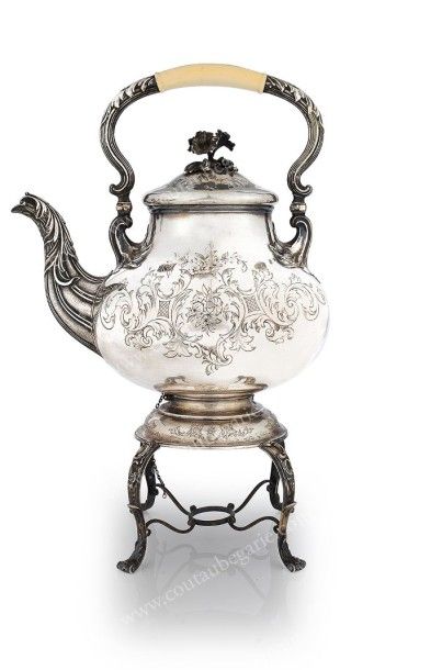 null BOUILLOIRE - SAMOVAR EN ARGENT. Par TEGELSEN, Saint-Pétersbourg, 1856. A décor...