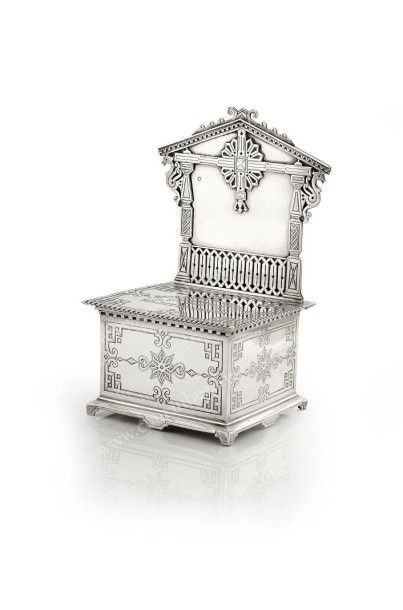 null BOÎTE À SEL EN ARGENT. Par ADLER, Moscou, 1881. En forme de chaise, à décor...