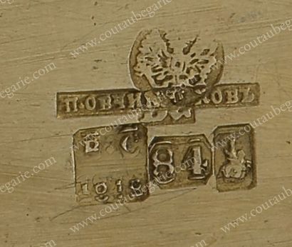 null BOÎTE À SEL EN VERMEIL. Par OVTCHINIKOFF, Moscou, 1872. En forme de chaise,...
