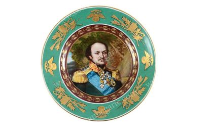 null ASSIETTE PLATE EN PORCELAINE. Ornée au centre d'un portrait polychrome représentant...