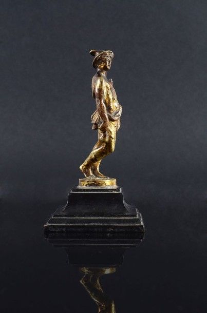 null MERCURE, statuette en bronze doré, représenté debout le dieu casqué tenant une...
