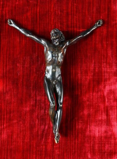 null CHRIST en CROIX, bronze patiné. Très rare représentation du Christ, nu, fondu,...