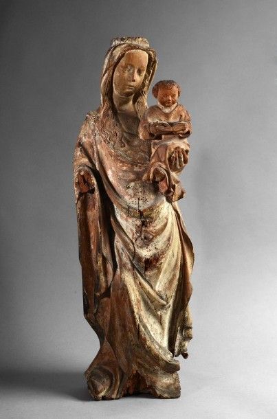 null Vierge à l'enfant en bois de hêtre sculpté et laqué. Elle est représentée debout,...