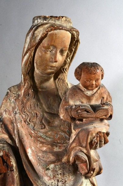 null Vierge à l'enfant en bois de hêtre sculpté et laqué. Elle est représentée debout,...