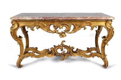 null Grande table console en bois doré reposant sur quatre pieds cambrés réunis par...