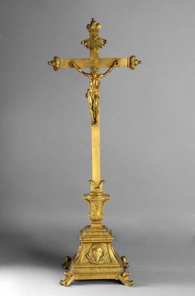 null Crucifix en bronze fondu, doré et ciselé, reposant sur un socle évasé appliqué...