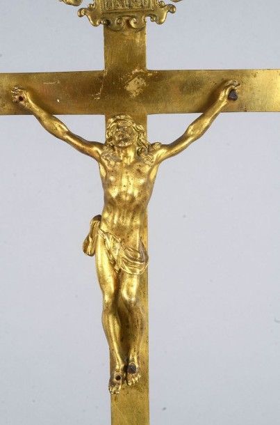 null Crucifix en bronze fondu, doré et ciselé, reposant sur un socle évasé appliqué...