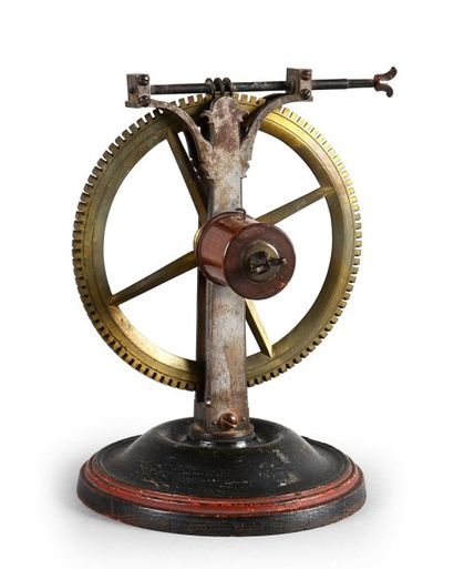 null Curieux élément scientifique constitué d'une roue crantée en bronze doré entrainée...