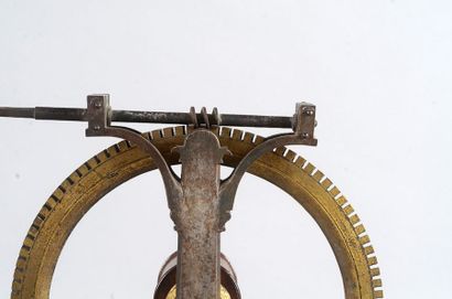 null Curieux élément scientifique constitué d'une roue crantée en bronze doré entrainée...