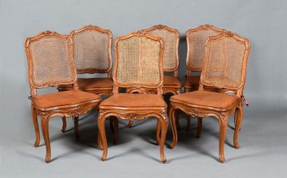 null Suite de six chaises à la reine, cannée, en bois mouluré et sculpté de cartouches...