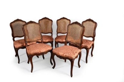 null Suite de six chaises en bois naturel à dossier cané, le dossier de forme violoné...