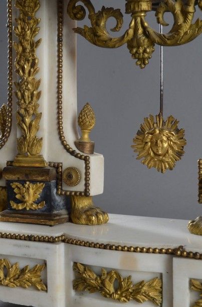 null Pendule portique en marbre blanc, bronze ciselé, doré et médaillons facon Wedgwood....