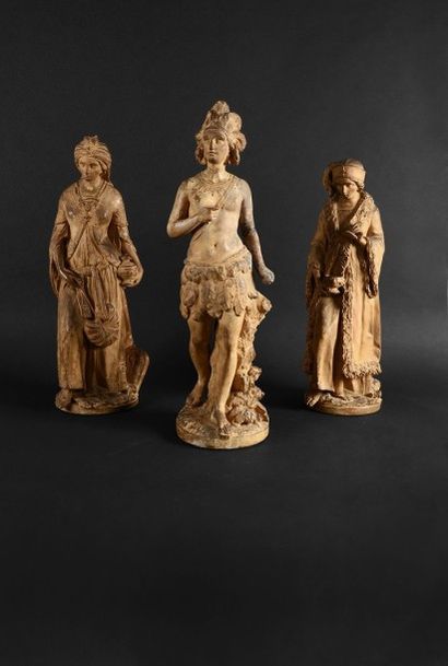 null LES TROIS CONTINENTS Belle suite de trois statues en terre cuite représentant...