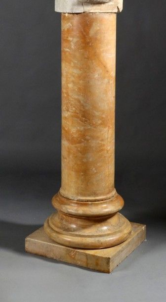 null Demie colonne en marbre jaune de Sienne. H.: 112,5 cm, Diamétre de la colonne:...