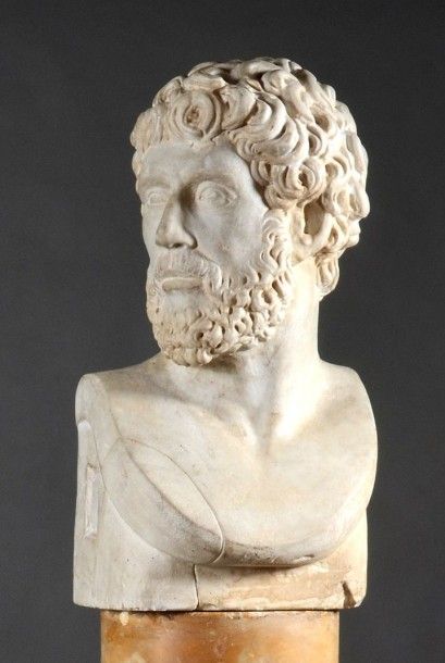 null Buste en marbre blanc d'après l'antique figurant un homme barbu à tête de trois...