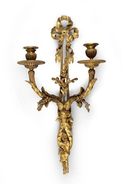 null Applique en bronze ciselé et doré de style Louis XVI, à deux branches feuillagées...