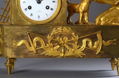 null PENDULE symbolisant «la fidélité» en bronze doré représentant une niche à toit...