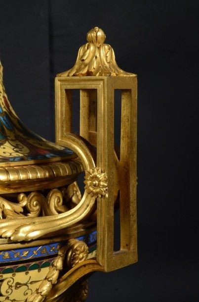 BARBEDIENNE Vase pot-pourri en bronze cloisonné et monture en bronze doré, reposant...