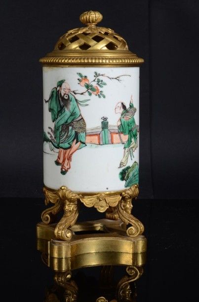 null PAIRE DE VASES POT-POURRI en porcelaine de Chine, de forme cylindrique à décor...