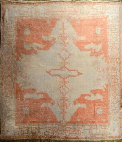 Smyrne Important tapis en laine rose et beige. Fin du XIXe siècle. (Usures et accidents)...
