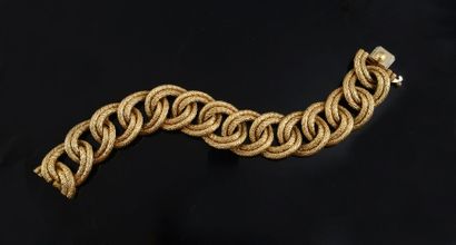 null Bracelet en or jaune 18K cordé, articulé d'anneaux doubles. Travail de Jacques...
