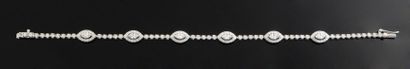 null Bracelet en or gris 18K serti de diamants, ponctué de 6 motifs ovales ornés...
