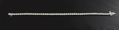 null Bracelet ligne souple en or gris 14K, entièrement serti de diamants pesant ensemble...