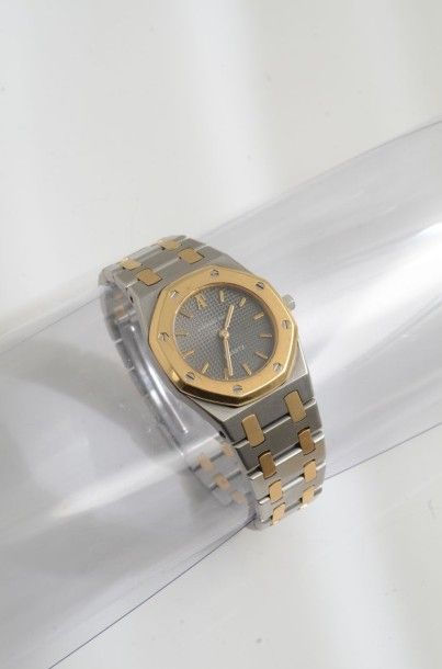 AUDEMARS PIGUET Une montre de poignet pour dame en or jaune (18K, 750?) et acier...