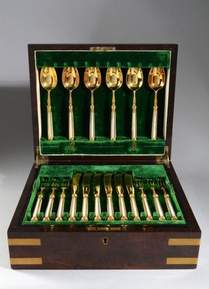 Harrison Brothers & Howson Coffret en acajou contenant un ensemble de 12 couverts...