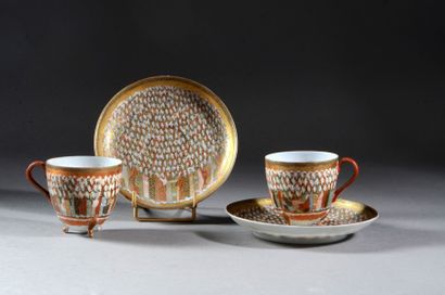 JAPON Paire de tasses en porcelaine coquille d'oeuf à décor polychrome aux milles...