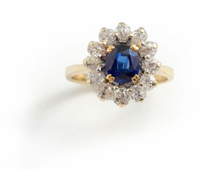 null Bague en or gris 18K, ornée d'un saphir de forme ovale entouré de diamants de...