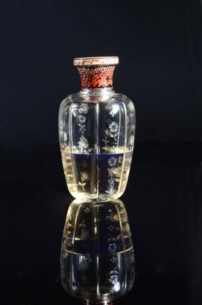 Travail Français - (années 1925-1930) Luxueux flacon à parfum en cristal incolore...