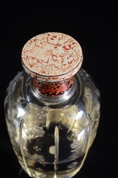 Travail Français - (années 1925-1930) Luxueux flacon à parfum en cristal incolore...
