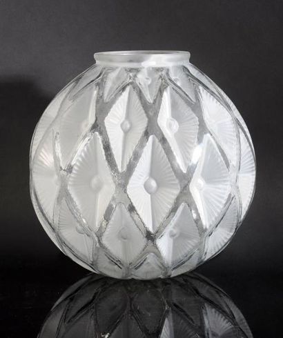 René LALIQUE «Majestic» - (1938) Important vase en verre incolore pressé moulé partiellement...
