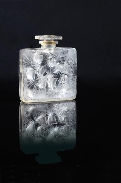 René Lalique - (1860-1945) «Hirondelles» - (1920) Flacon à parfum en verre incolore...