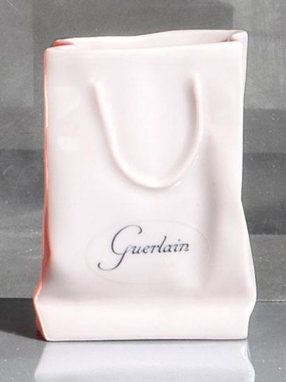 Guerlain - (années 1990) Amusant porte mouillettes en biscuit émaillé rose pâle titré...