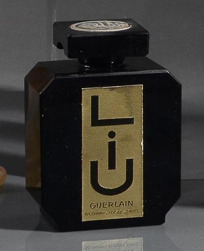 Guerlain «Liu» - (1929) Flacon en verre opaque noir de section cubique figurant une...