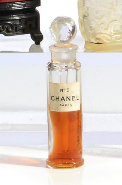 CHANEL «N°5» - (1921) Rare flacon-testeur en verre incolore pressé moulé, forme rouleau,...