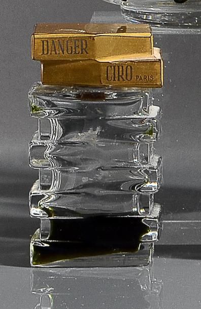 CIRO «Danger» - (années 1935-1940) Flacon moderniste en cristal massif incolore pressé...