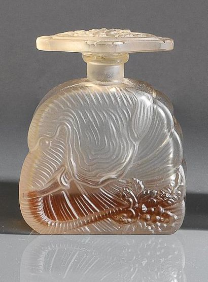 Travail tchèque «Eléphant» - (années 1920) Rare flacon animalier en cristal incolore...