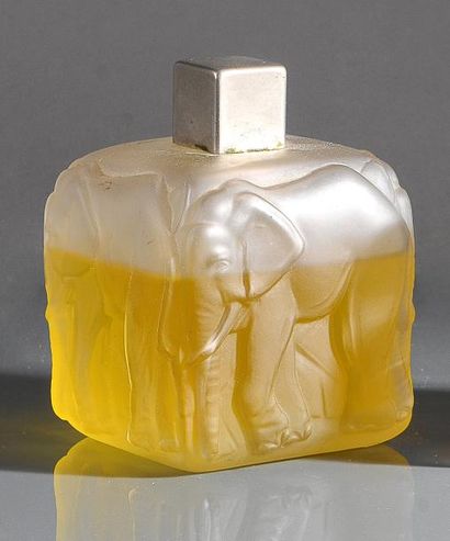 Verreries de Bohême - (années 1930) Flacon à parfum en verre incolore pressé moulé...