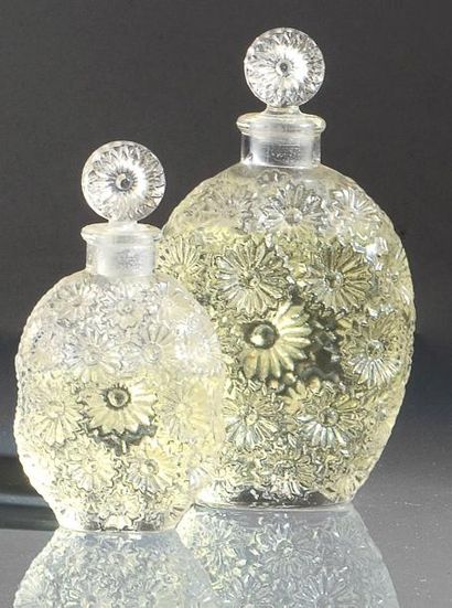 WORTH «Rose» - (1938) Deux flacons en verre incolore pressé moulé de section ovale,...