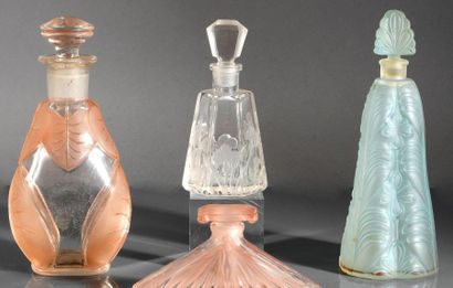 Travail Français - (années 1920) Trois flacons à parfum en verre incolore pressé...