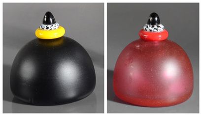 Paul Bancroff - (années 1990) Deux flacons à parfum: un modèle en verre opaque noir...