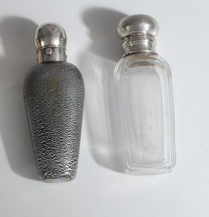Travail Anglais - (années 1870-1890) Deux flacons à odeur avec capsule en métal argenté...